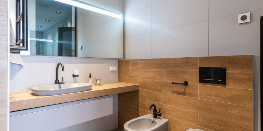 Optimalna visina ogledala u kupaonici iznad umivaonika i funkcionalnost prostorije